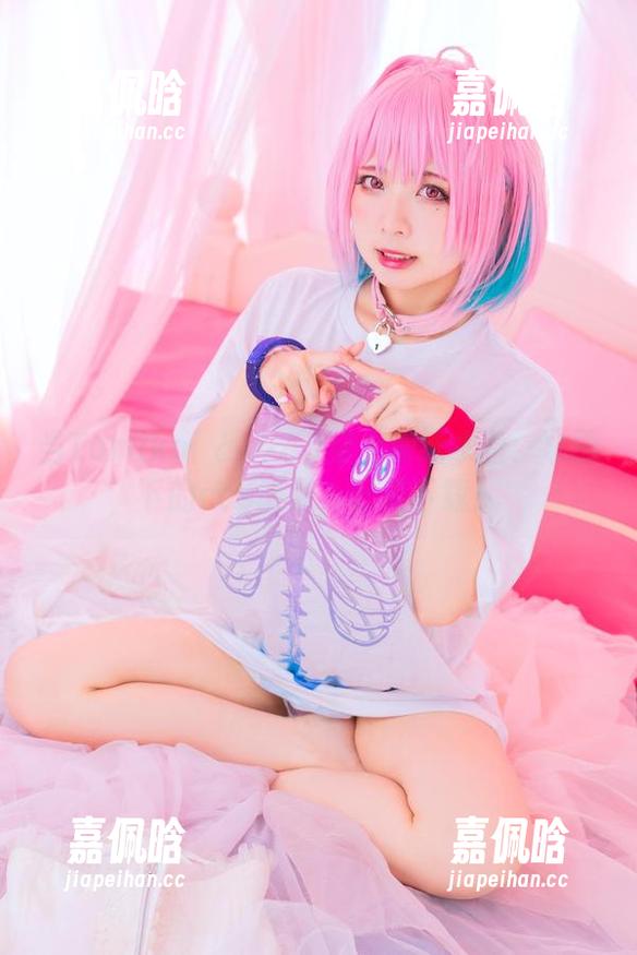 当Tomiko(とみこ)穿上竞泳水着：水面下的cos诱惑，赶紧下载！