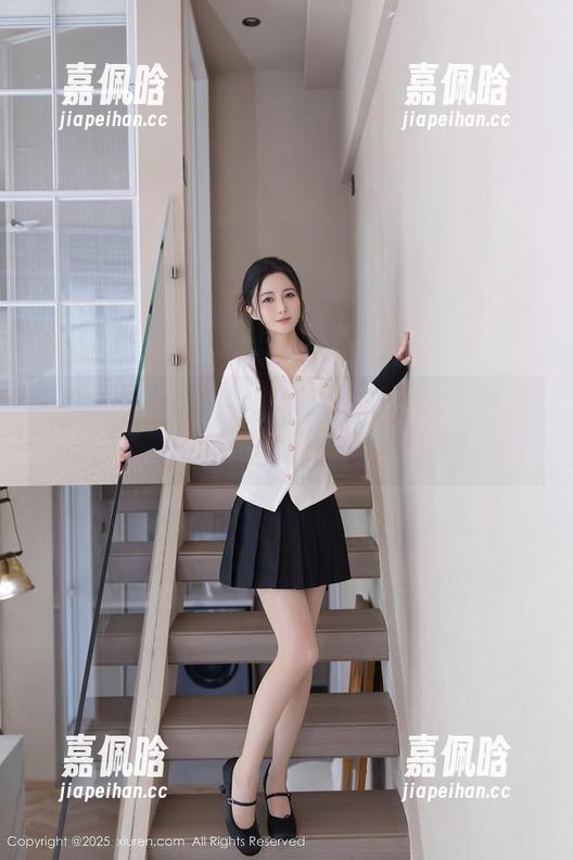 Xiuren秀人网 - 安妮BABY黑丝图包：腿比我的烦恼还长，快来一起感受！
