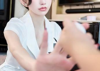 Xiuren秀人网 – 想看白裙飘飘的顾楚楚？在线图集带你感受‘布料飞扬’的快乐！