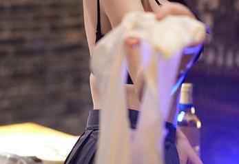 YouMi尤蜜荟 – 柴婉艺Averie网袜原图打卡：一场视觉的调皮游戏！