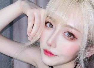 夏日私房风情：啾小妍Deer在美图里游荡