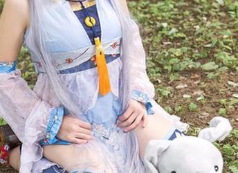 头条女神 – 今天的推荐：文雪私拍与LOL阿狸的美图炸裂组合！