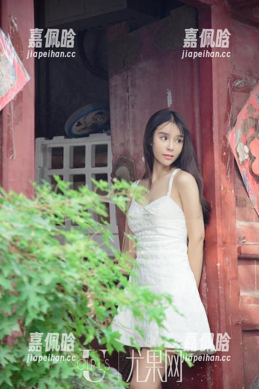 尤果网 - 在红裙的包围下，乔依琳的魅力撒在了每一帧原图里！