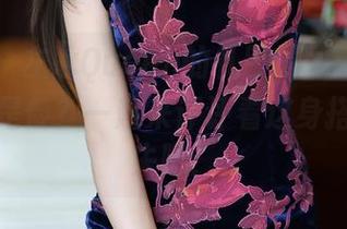 尤蜜荟 – 左冰Queen的礼服原图：她到底勇敢还是傻？一起来评评看这身搭配的得失吧！