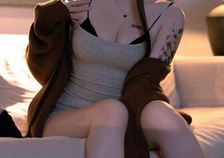 泳池里的屿鱼写真精选：让人流连忘返的夏日幻影