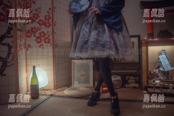 木花琳琳是勇者的定制写真：女子高生换装，既甜又撩，简直欲罢不能！