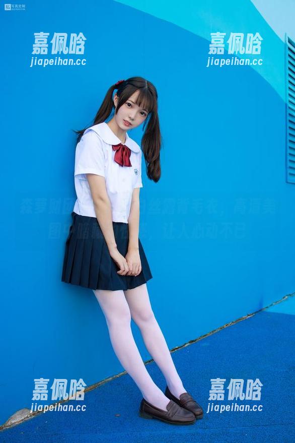 森萝财团 森萝财团新作:薄白丝露背毛衣,高清美图中暗藏的性感,让人心动不已
