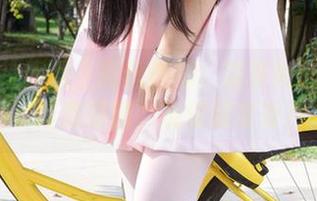 当红色校服遇上肉丝美脚：森萝财团的少女写真集原图，视觉超享受！