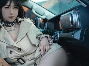 浅安安的私拍：图集中的厨娘，诱人的阳光影子