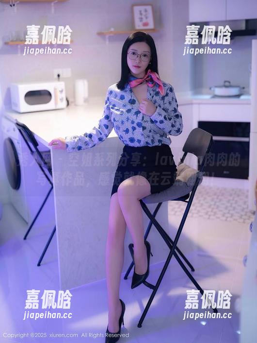 秀人网 - 空姐系列分享：lavinia肉肉的写真作品，感觉就像在云端翱翔！