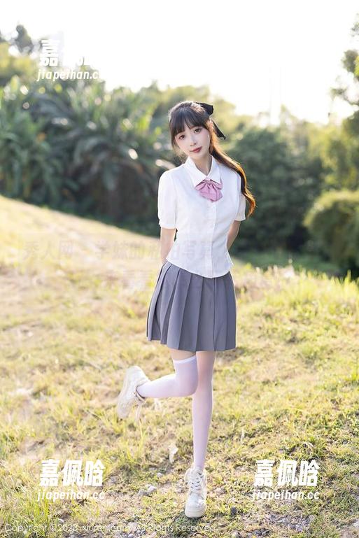 秀人网 - 学妹的私拍写真，邹晶晶果然会玩，来看看她怎么玩转角度！