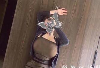 微密圈 – 在这私房原图里，童小芯的吊带白丝似乎在诉说着什么，暗示又暧昧…