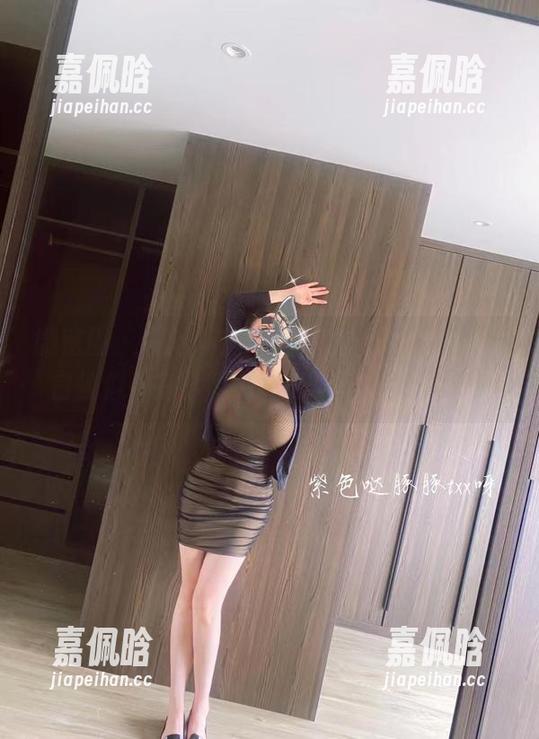 微密圈 - 在这私房原图里，童小芯的吊带白丝似乎在诉说着什么，暗示又暧昧…