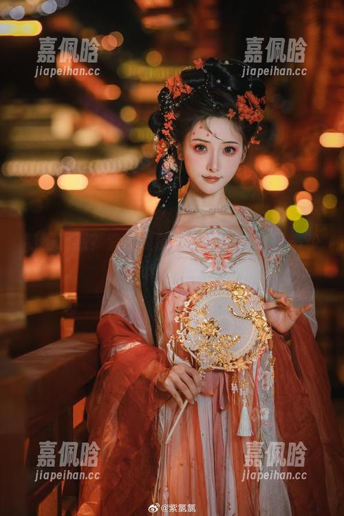 制服诱惑？紫氯氯的私房原图，躲了多少小心思？