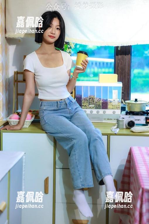 绮梦摄影 - 伊伊短裙写真合集：清风与女神的低语