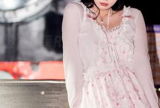 再来一波，落落Raku的私拍图包，HentaiSweater与梦幻的交织。