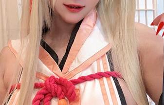 在贝贝琪Becky的礼服在线图集中，徜徉于每一个细节和闪光瞬间！