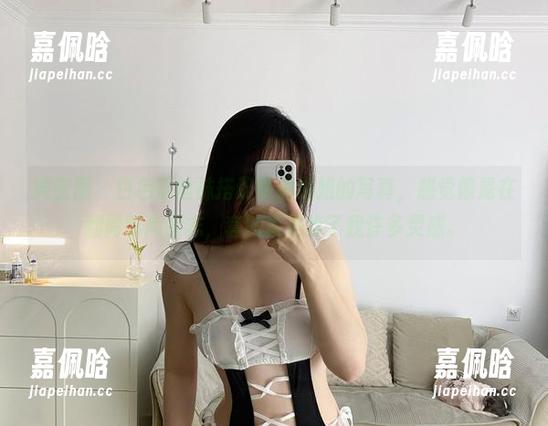 铁锤姐姐 微密圈 - 白色蕾丝袜搭配铁锤姐姐的写真,感觉像是在翻阅时尚杂志,套图真是给了我许多灵感。