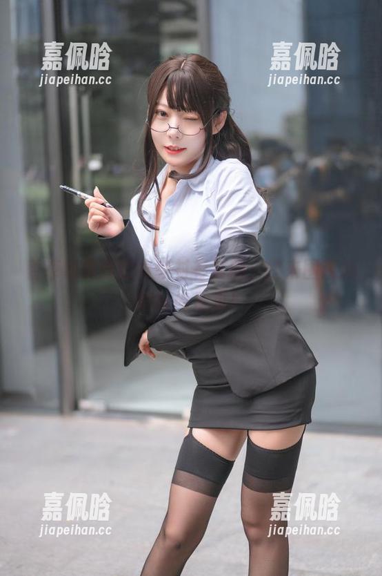 香草喵露露的最新衬衫套图，快来围观她的时尚反叛！