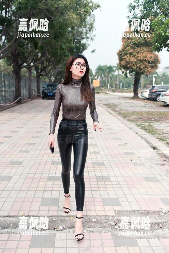 魔镜街拍-婷婷 魔镜街拍 - 鮣不止是裙子鮣,婷婷以黑丝美腿为白色吊带增色,美图精选,感受前所未有的视觉冲击!